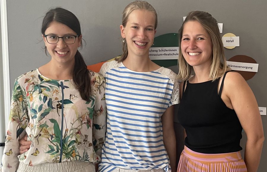 Die Schülerinnen Viktoria Hahn-Chavez und Anna Roider mit ihrer Lehrerin und Umweltbeauftragten Isabelle Horn