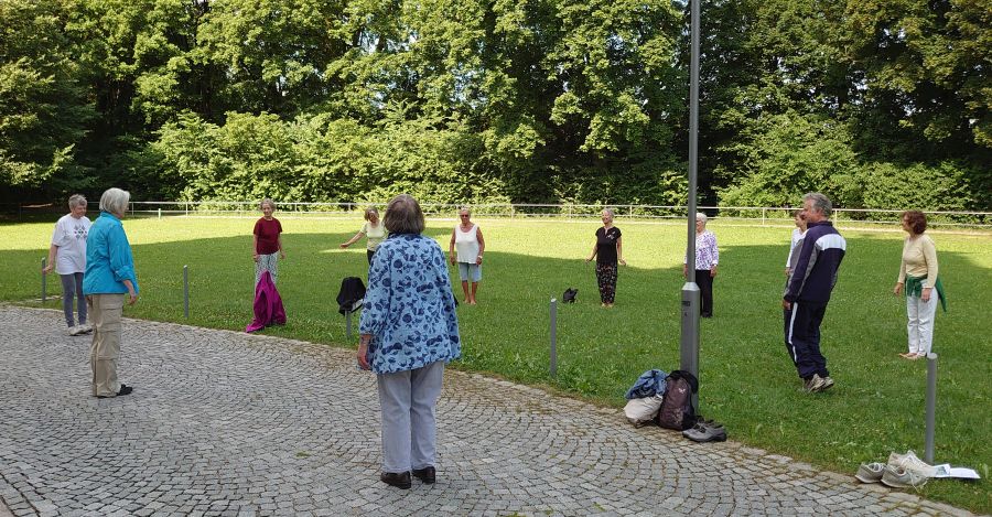 Bewegungsprogramm "Fitness für Leib und Seele auf der grünen Wiese" der Seniorenpastoral in München-Berg am Laim