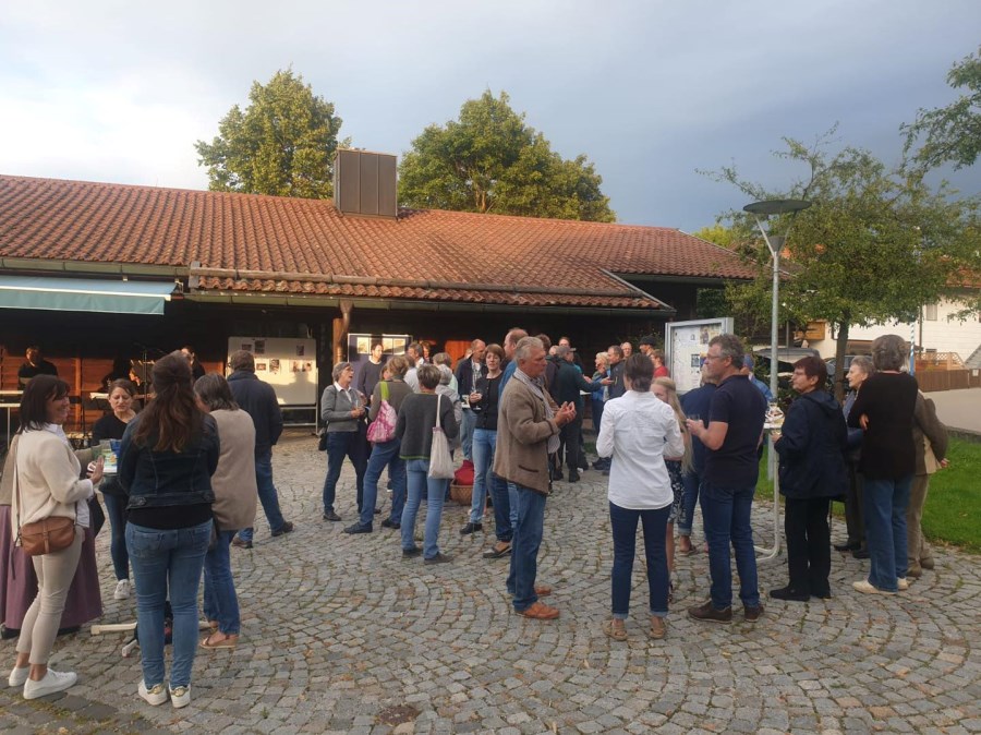 Sommerwein auf dem Kirchplatz Riedering