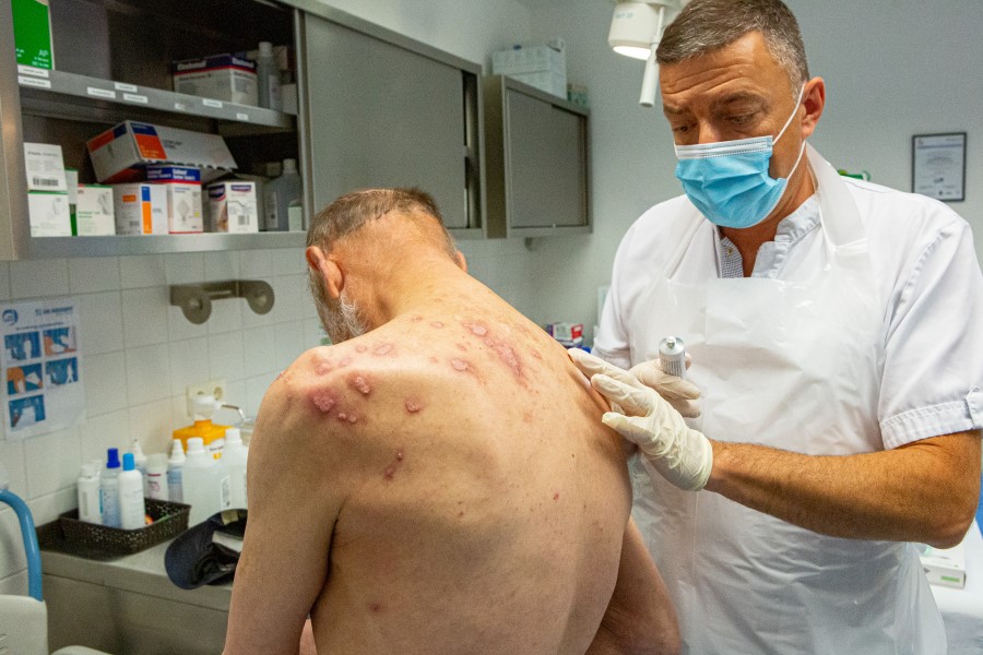 Behandlung eines Obdachlosen im Haneberghaus