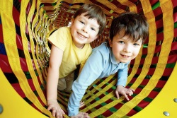 Zwei Kinder glücklich spielend in Kita