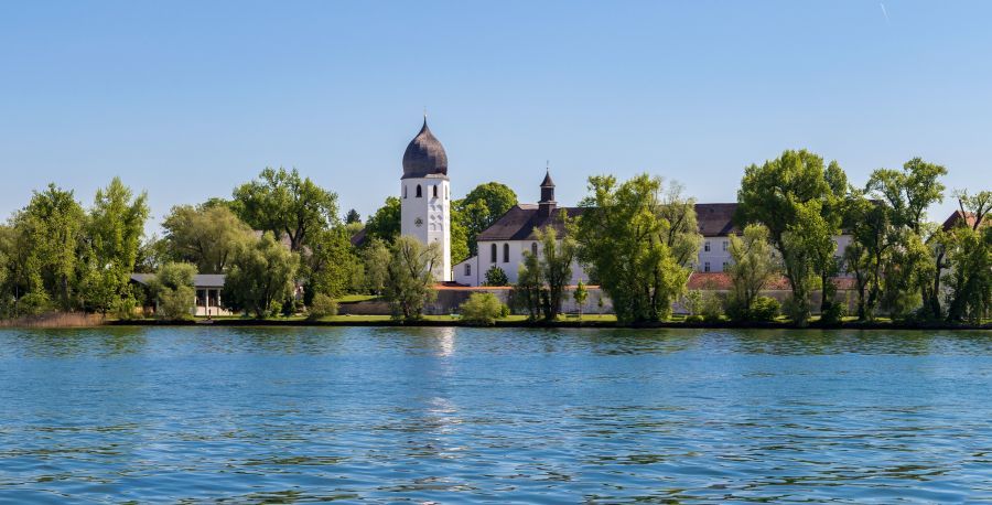 Benediktinerinnen-Abtei Frauenwörth auf der Insel Frauenchiemsee