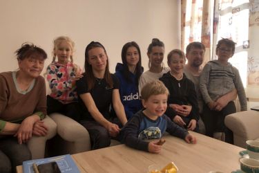 Oma Nadija (64), Oxana (34) mit ihren Kindern (6 und 3) und Alijona (39) mit Ehemann Vladimir (42) und ihren drei Kindern (16 und Zwillinge 7) in ihrer Wohnung im alten Pfarrhof in Taufkirchen Vils