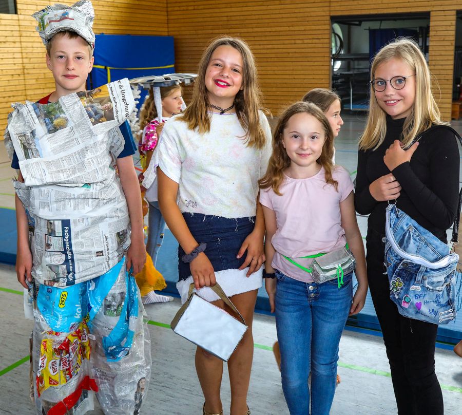 Schüler Andreas Loidl und die Schülerinnen Hannah Hildgartner, Magdalena Oberauer und Lilly Meyer der Grundschule Nußdorf bei der Müllmodenschau.