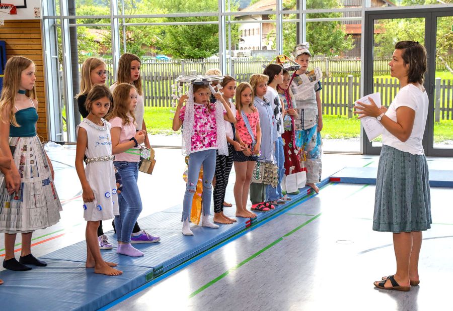 Religionslehrerin Stefanie Litzlfelder mit den Schülerinnen und Schülern der Grundschule Nußdorf auf der Müllmodenschau