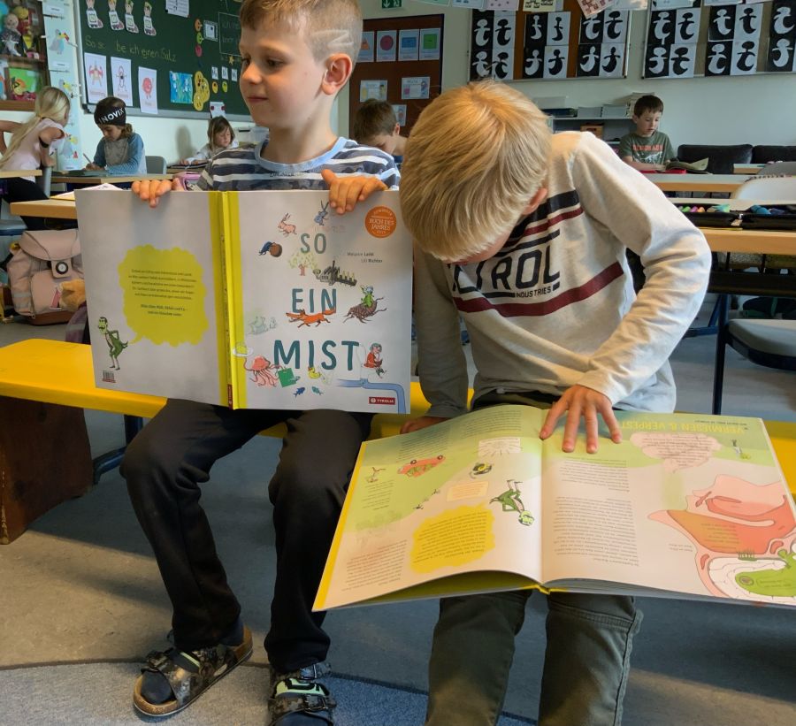 Zwei Schüler der Grundschule Nußdorf bei der Lektüre des Buches "So ein Mist!"