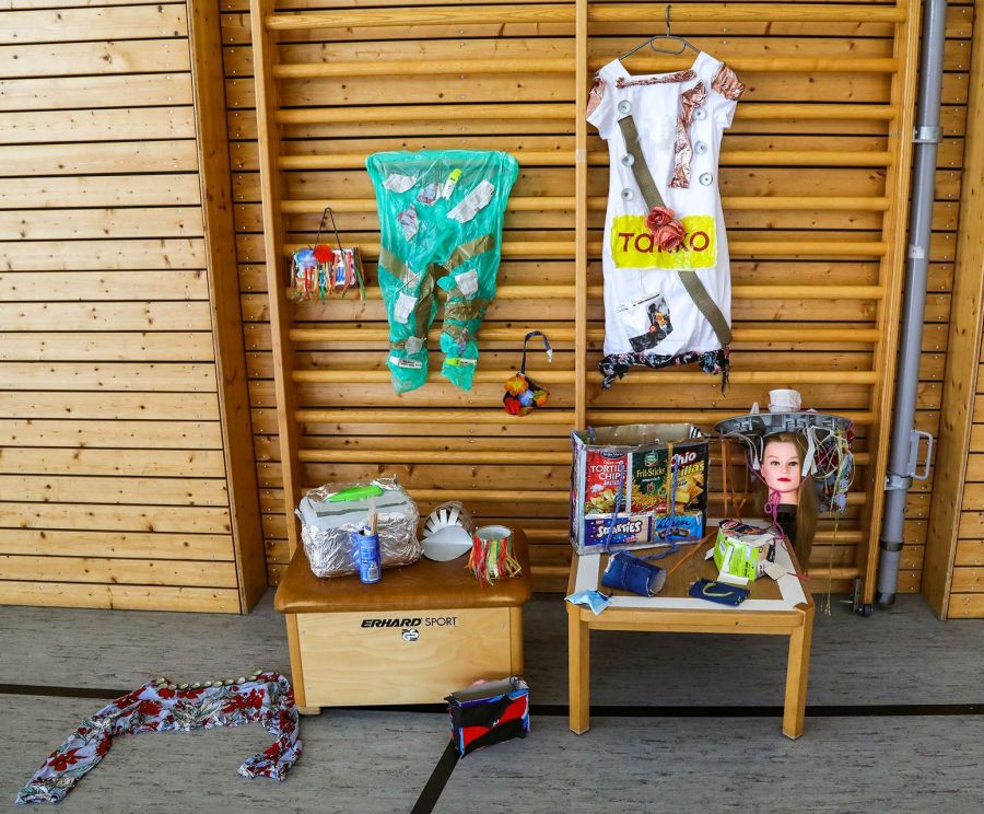Von den Kindern gebastelte Kleidung und Accesoirs aus Müll an der Grundschule Nußdorf
