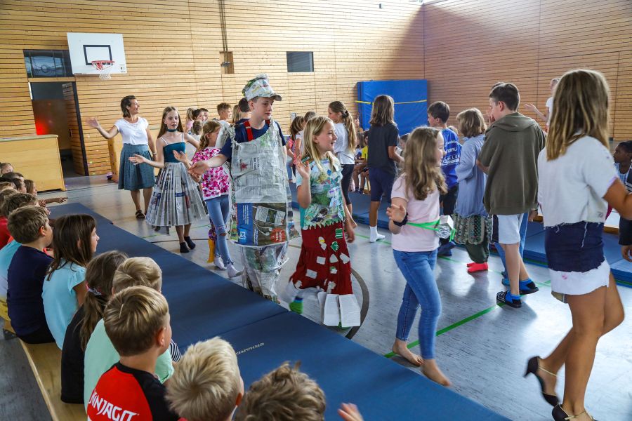 Schülerinnen und Schüler der Grundschule Nußdorf auf der Müllmodenschau