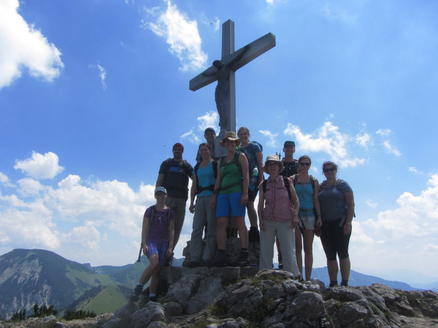 Lehrerteam auf einem Berggipfel