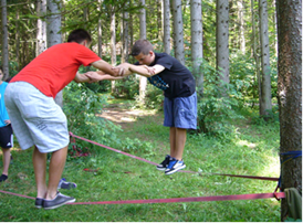 Jugendliche auf einer Slackline