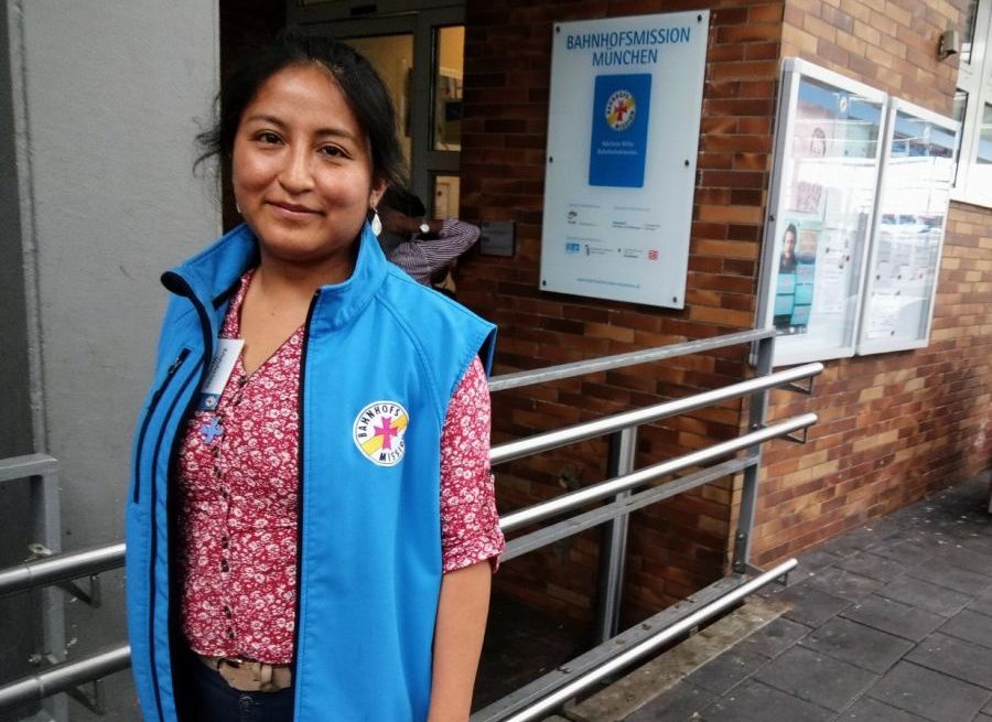 Die Ecuadorianierin Paola Tarco vor dem Eingang der Bahnhofsmission im Münchner Hauptbahnhof