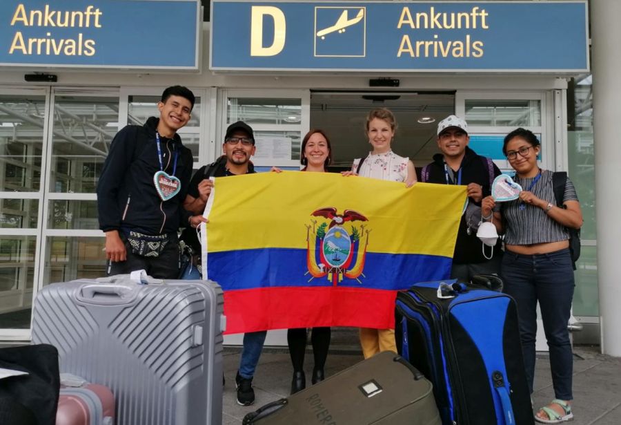 Die Ecuadorianerin Paola Tarco (1. von rechts) bei ihrer Ankunft am Münchner Flughafen