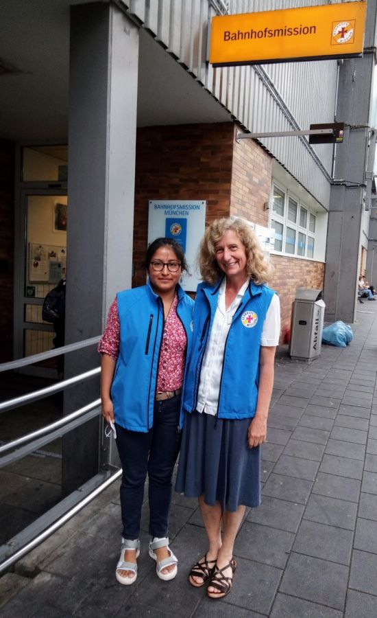 Paola Tarco (l.) und Bettina Spahn, die katholische Leiterin der Bahnhofsmission