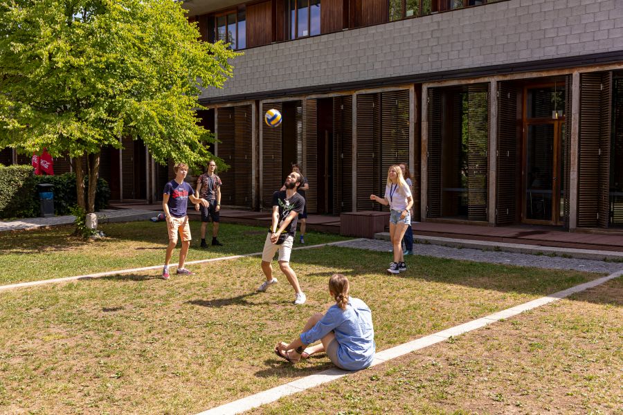 Jugendliche spielen Volleyball während der Internationalen Jugendbegegnung Dachau