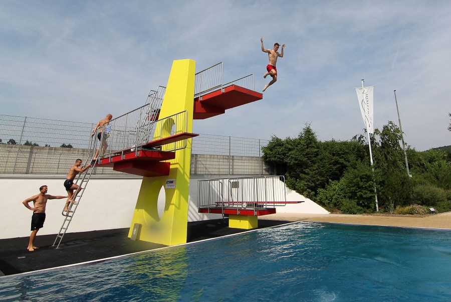 Sprungturm im Schwimmbad