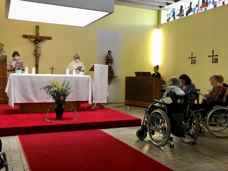 Rosa Berger und Barbara Töpfner-von Schütze gestalten ehrenamtlich Gottesdienste für Senioren.