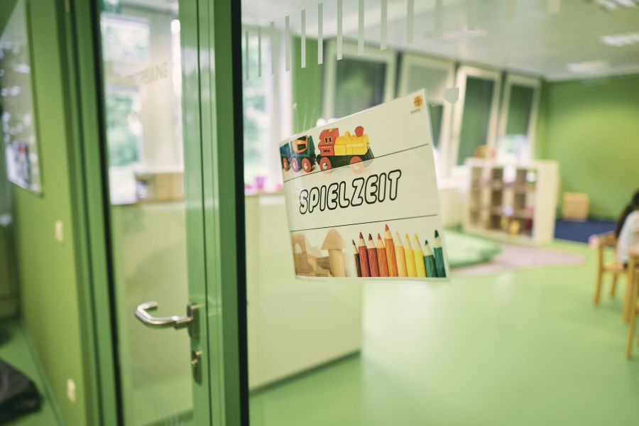 Schild an Türe im Flexiwohnheim in der Münchner Wotanstraße