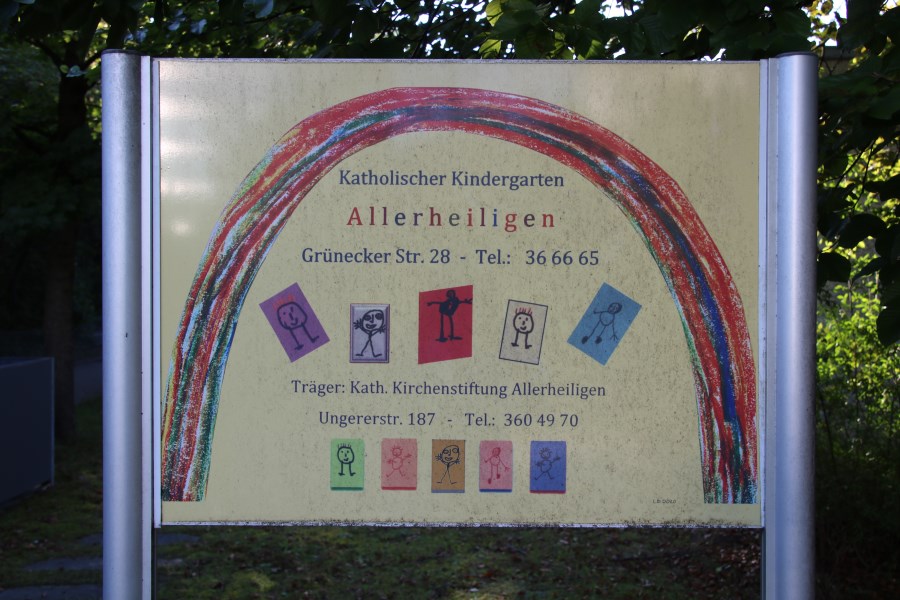 Schild am Eingang für den Kindergarten Allerheiligen