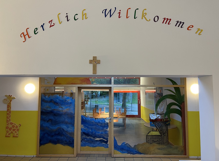 Willkommen im Eingang Kindergarten Allerheiligen