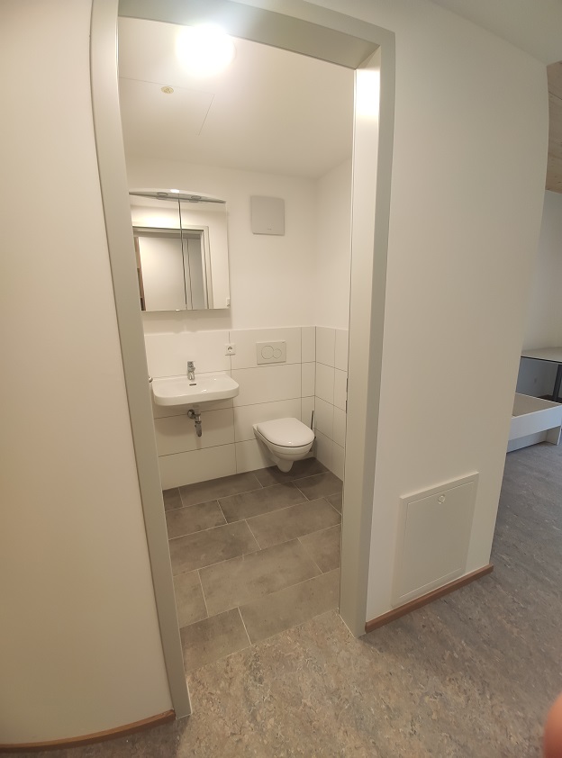 Wohnzimmer und Schrank im Studentenwohnheim St. Sebastian in Rosenheim