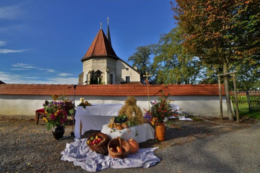 Erntedank-Gottesdienst 2021 unter freiem Himmel in Lindach