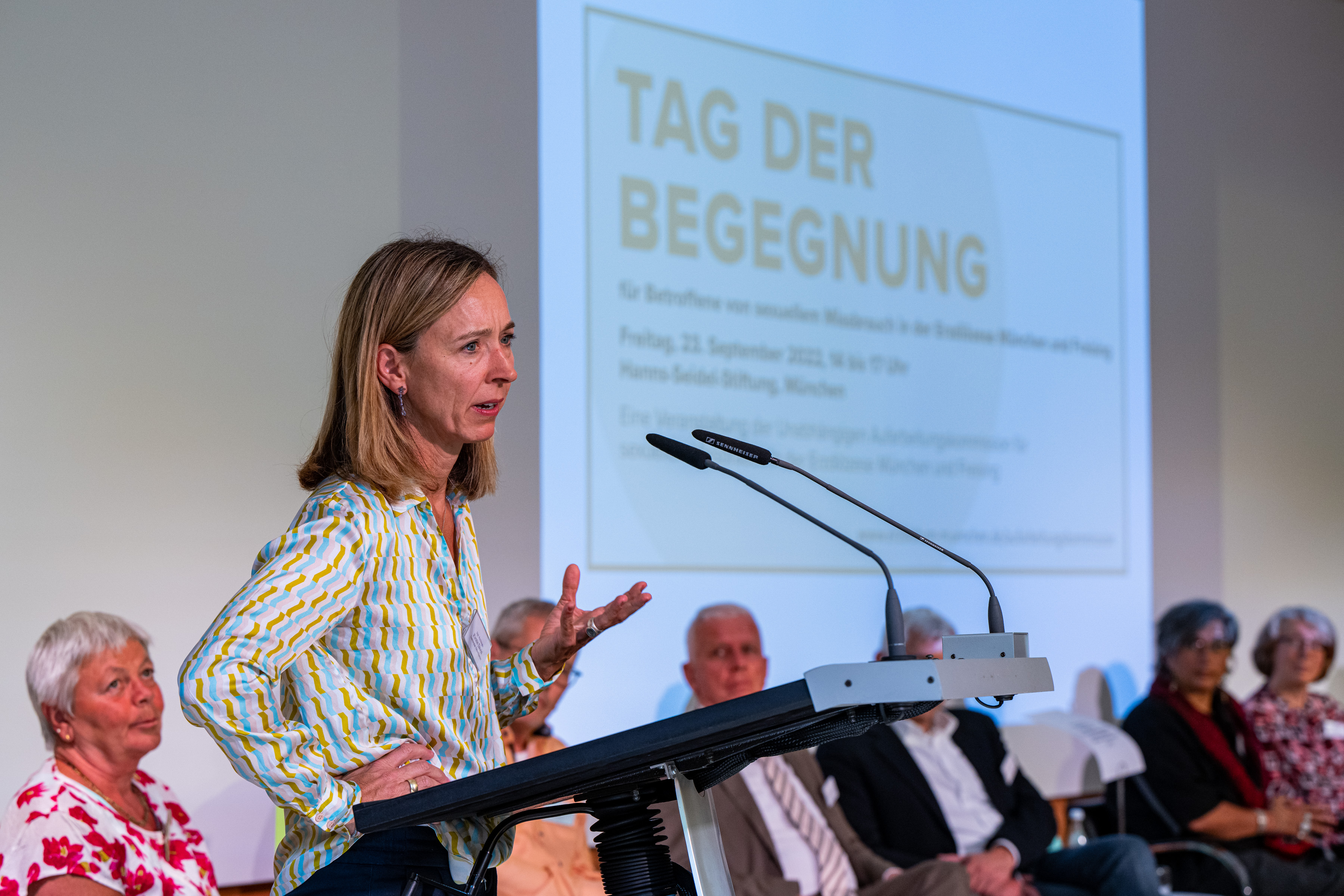 Kirstin Dawin, Unabhängige Ansprechperson, auf dem Podium