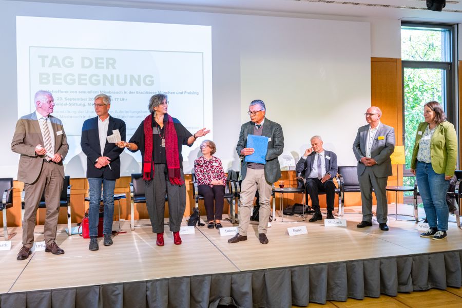 Michaela Huber, die Vorsitzende der Unabhängigen Aufarbeitungskommission, stellt die Mitglieder der UAK vor