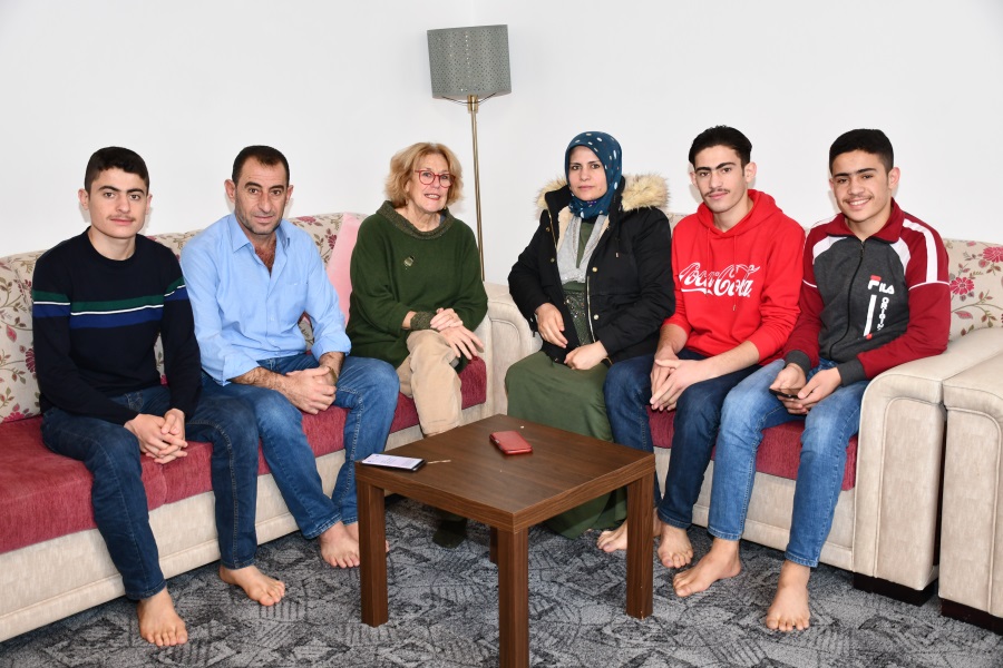 Auf dem Foto ist Familie A. zu sehen, die aus Syrien stammt und von einer ehrenamtlichen Mitarbeiterin in Kirchheim unterstützt wird.