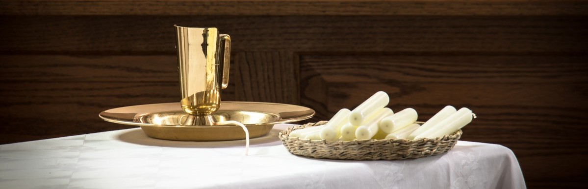 baptism_sacrament_baptismal_bowl_pot_jug_water_jug_golden_brass-1061473 Das Bild ist frei von Copyrights unter Creative Commons CC0