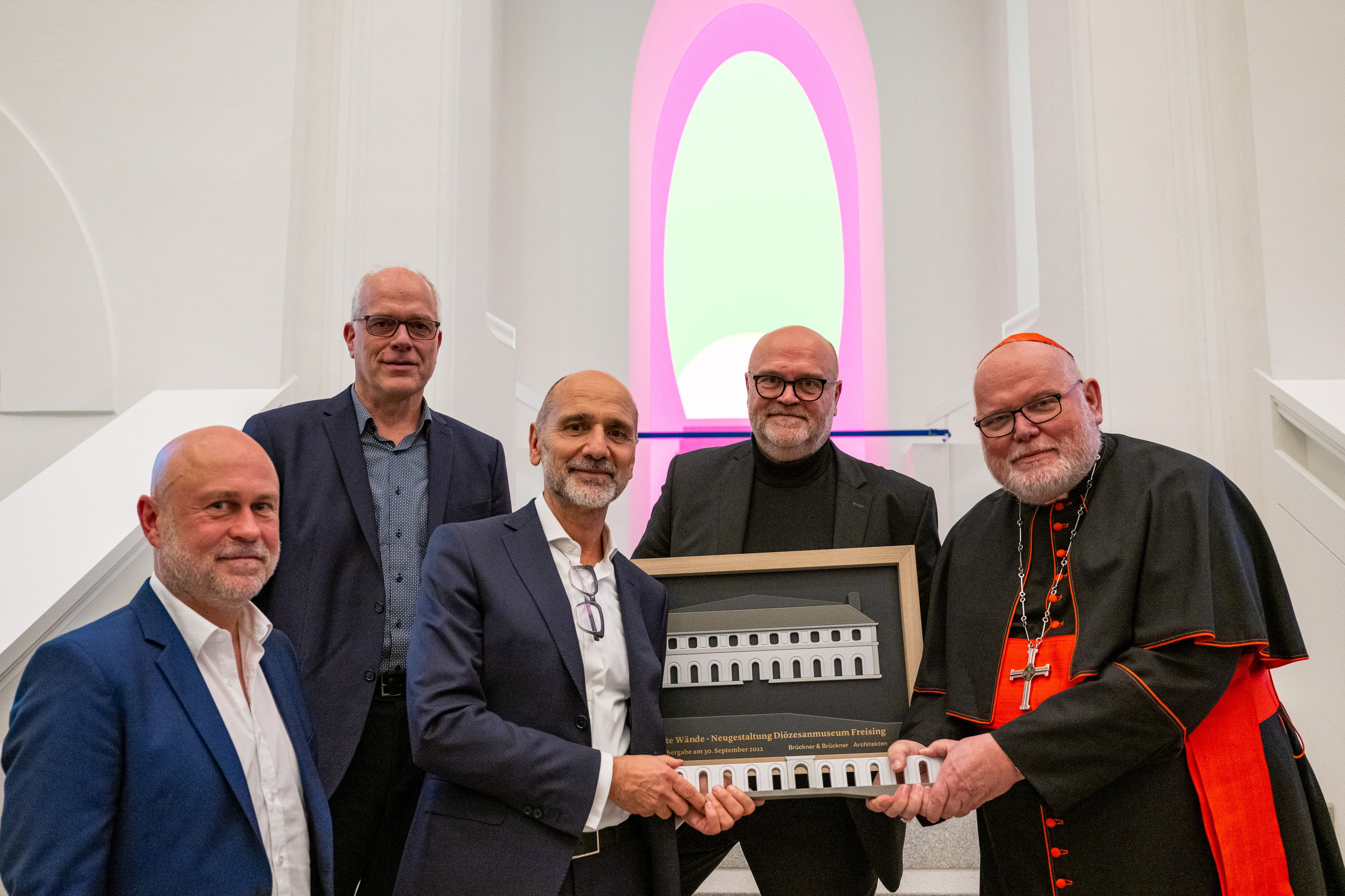 Gruppenbild beim Festakt der Wiedereröffnung des Diözesanmuseums Freising mit u.a. Dr. Christoph Klingan und Kardinal Reinhard Marx