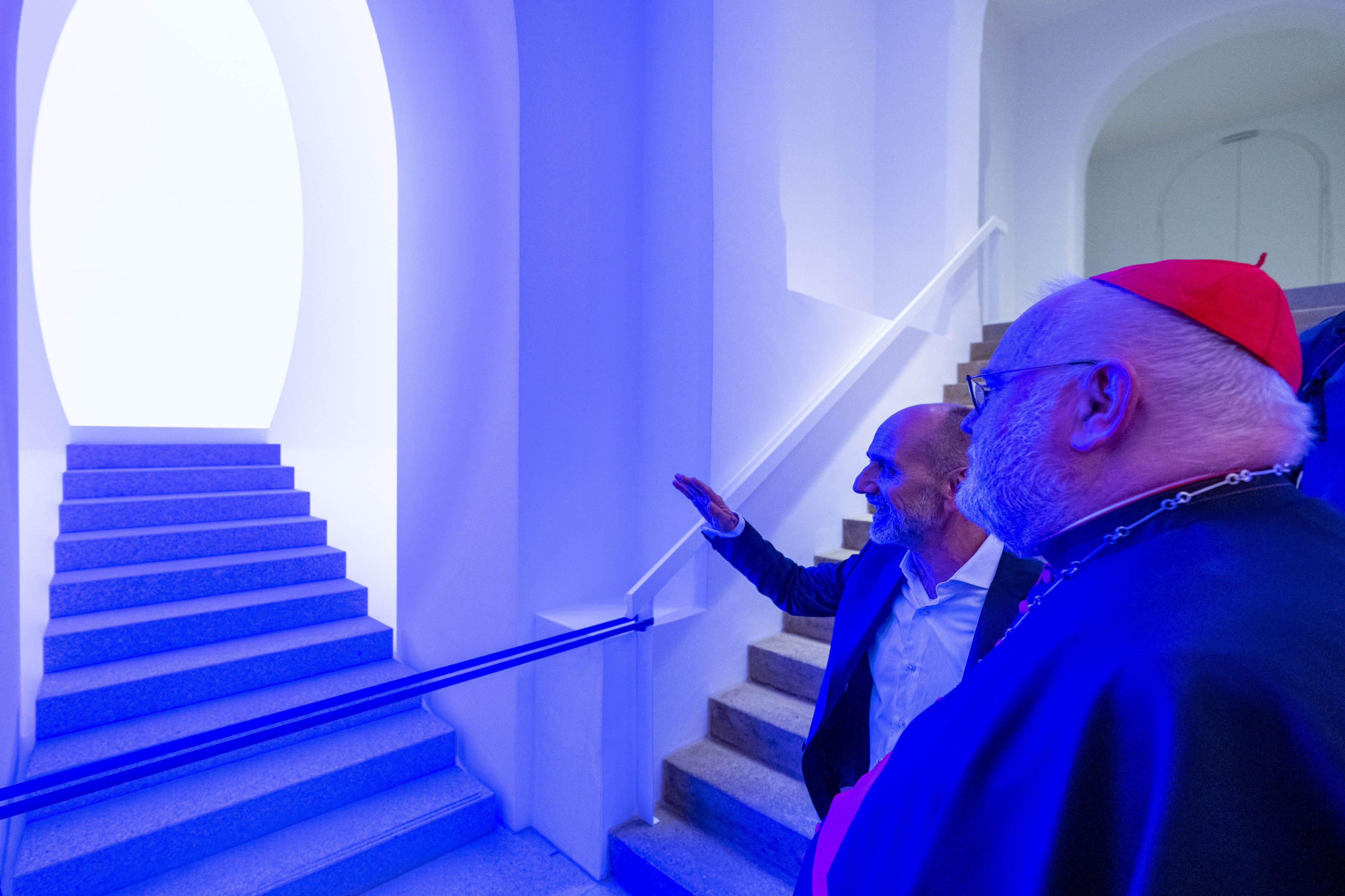 Dr. Christoph Kürzeder führt Kardinal Reinhard Marx durch das wieder eröffnete Diözesanmuseum Freising und zeigt eine Lichtinstallation von James Turrell