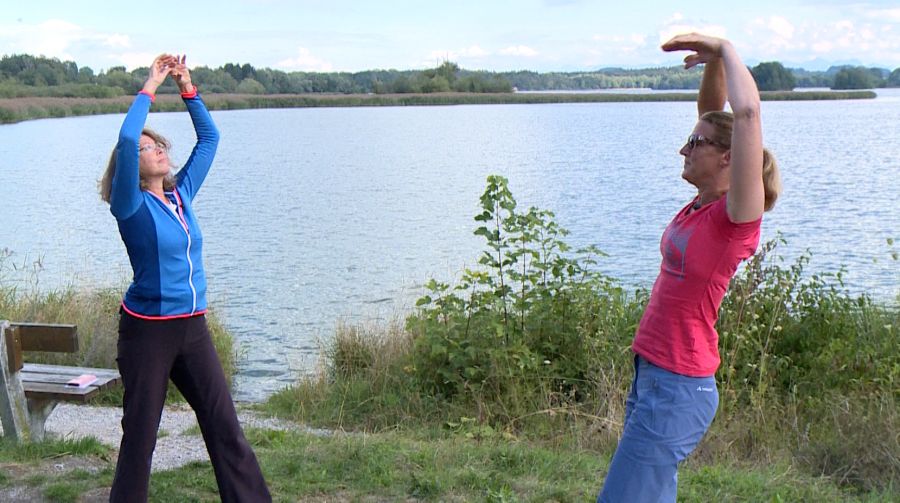 Spirituelle Begleiterin Renate Schmid (l.) und Susanne Schwarzenzböck bei einer Übung