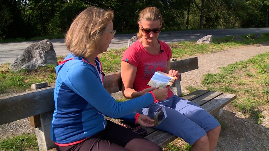 Spirituelle Begleiterin Renate Schmid zeigt Susanne Schwarzenböck eine Kartenauswahl