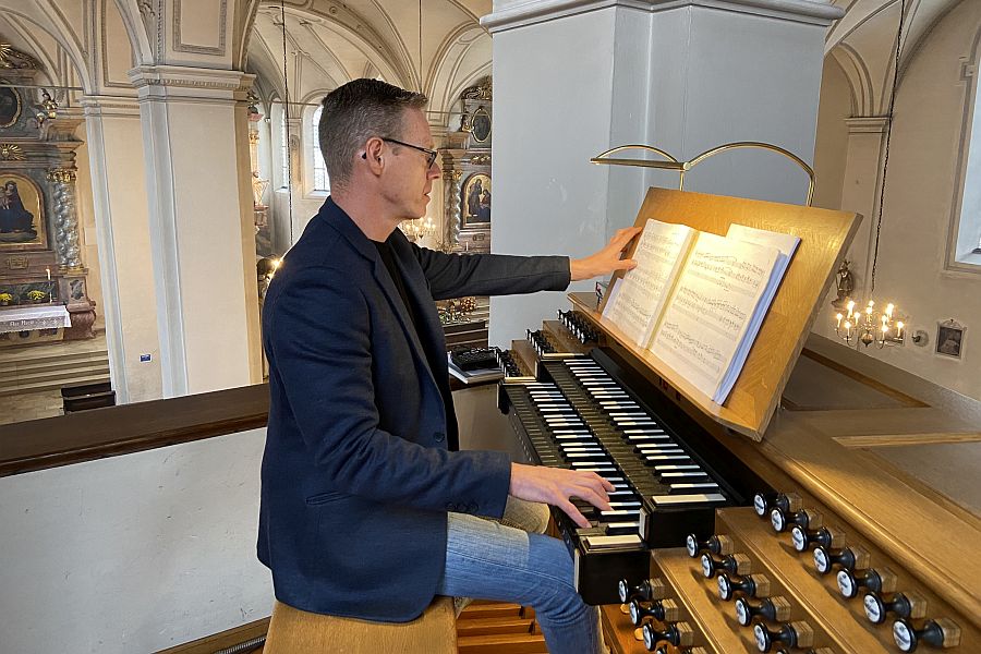 Kirchenmusiker und Organist Christian Baumgartner an der Orgel