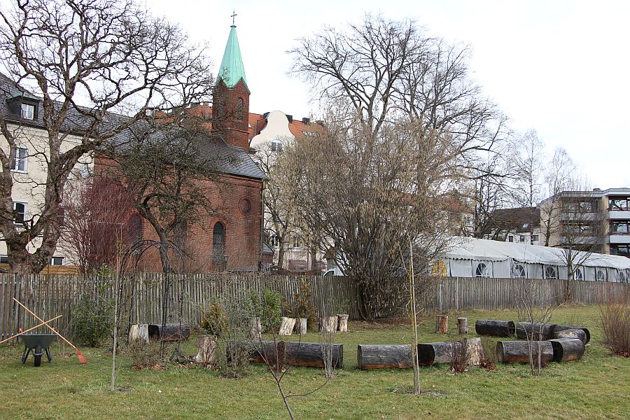 Garten der Maria Ward Mädchenrealschule in München-Berg am Laim