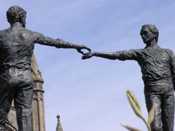 Hands Across the Divide in Derry, Nordirland