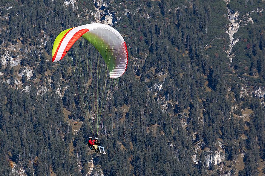 Tandemflug vor Bergkulisse