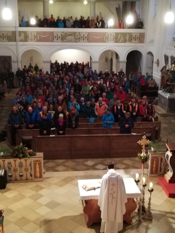 Kirche Altfraunhofen voll mit Wallfahrern nach Eding