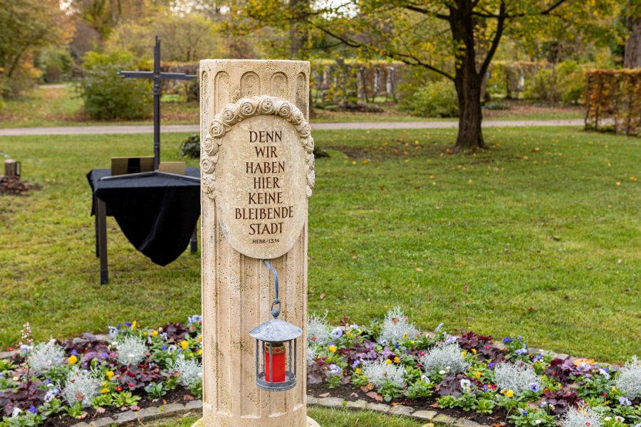 Stele auf dem Gräberfeld für Obdachlose auf dem Friedhof am Perlacher Forst