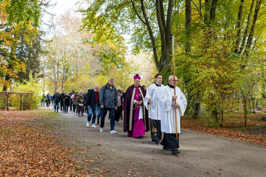 Prozession zur Einsegnung des Gräberfeldes für Obdachlose auf dem Friedhof am Perlacher Forst mit Weihbischof Rupert Graf zu Stolberg