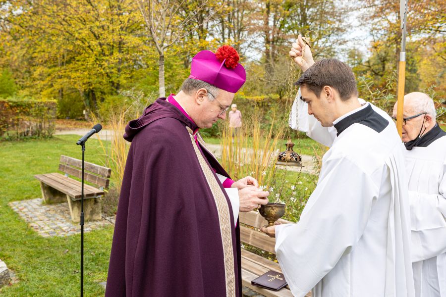 Weihbischof Rupert Graf zu Stolberg bereitet den Weihrauch zur Einsegnungsfeier des Gräberfeldes für Obdachlose auf dem Friedhof am Perlacher Forst vor