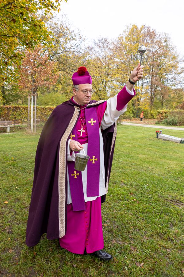 Weihbischof Rupert Graf zu Stolberg segnet das Gräberfeld für Obdachlose auf dem Friedhof am Perlacher Forst