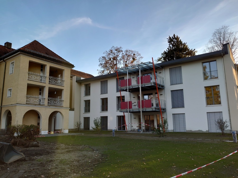 St. Sebastian in Rosenheim: historischer Alt- und moderner Neubau vom Garten des Wohnheims aus