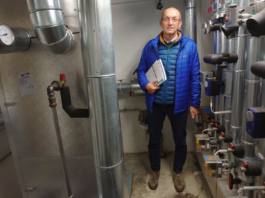 Christian Sachs, ehemaliger Technischer Leiter der Katholischen Akademie in Bayern, im Keller beim Wärmetauscher