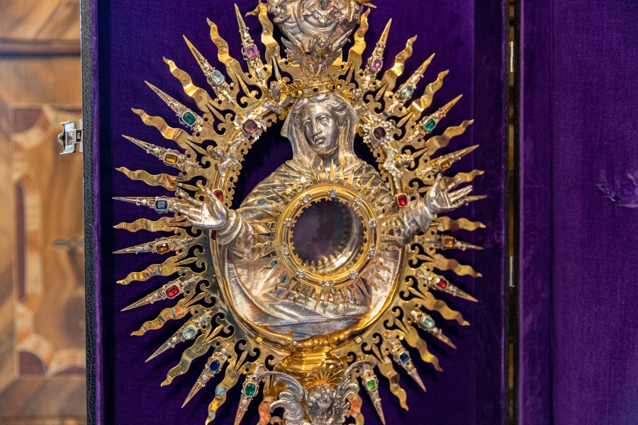 Kirchliche Kunstschätze wie diese Monstranz gilt es richtig zu pflegen.