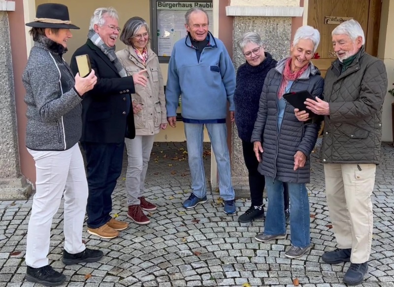 In ihrer Heimatgemeinde in Raubling bieten Rothdauscher und Margraf im Mediencafé den Besuchern jeden zweiten Donnerstag im Monat technische Beratung an.