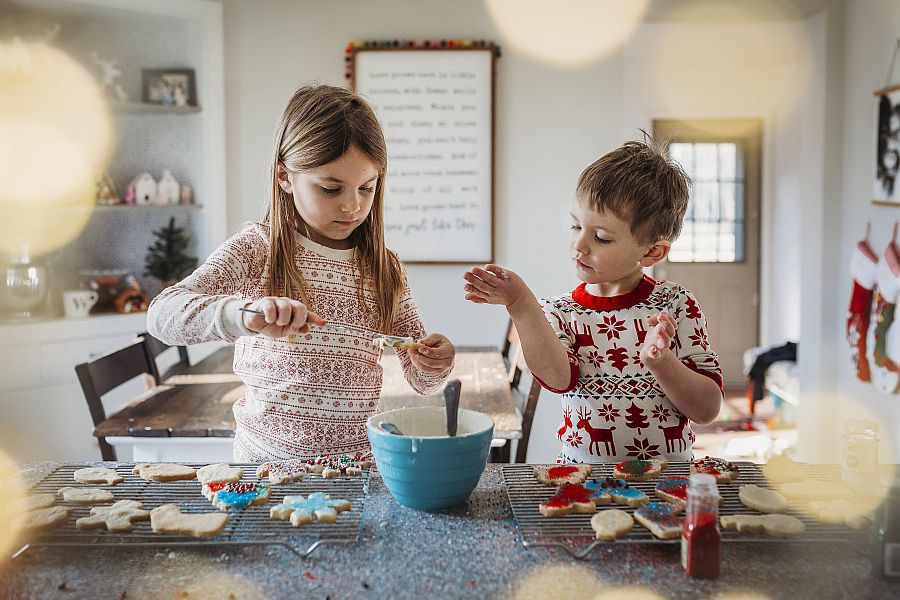Geschwister backen Weihnachtsplätzchen