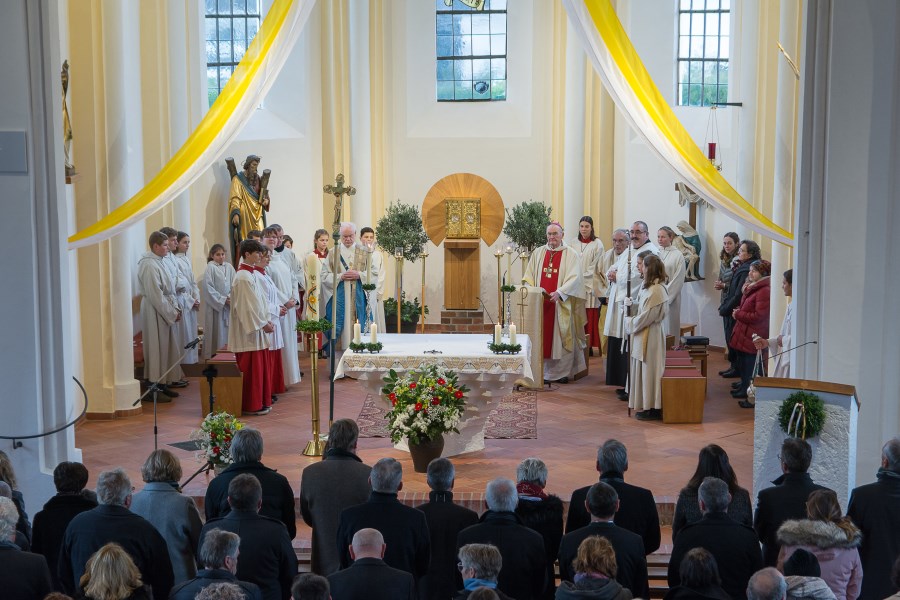 Festgottesdienst zur Einweihung der Kirche St. Andreas in Baierbach mit Weihbischof Dr. Bernhard Haßlberger