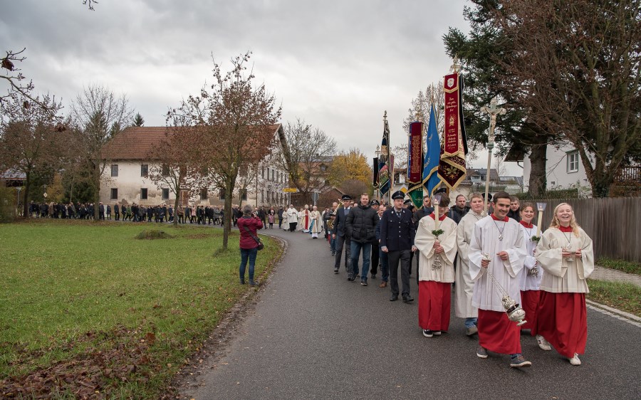 Kirchenzug von der Kirche "Unsere liebe Frau" zur Pfarrkirche St. Andreas mit Blaskapelle und Fahnenabordnungen der Ortspfarreien; Einweihung 20.11.22