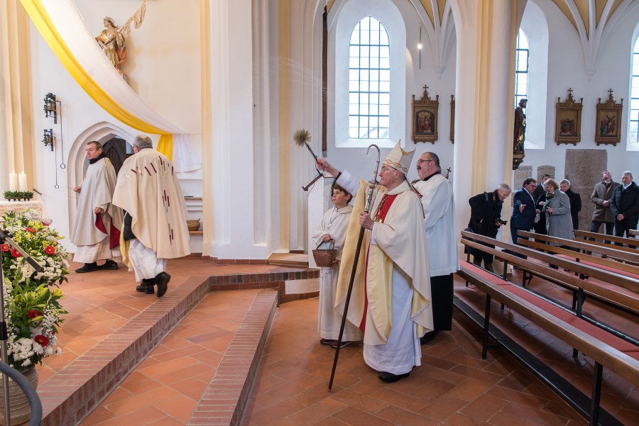 Segnung des Altarraumes mit Weihwasser durch Weihbischof Dr. Bernhard Haßlberger, Einweihung 20.11.22